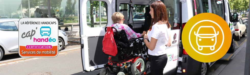 Image montrant une bénéficiaire du service Mobibus être aidée à la montée par une conductrice. Sur l'image est aussi présent le logo de la certification Cap Handéo qu'a obtenu le réseau TBM.