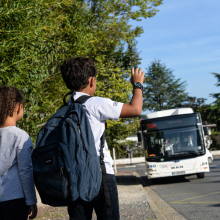 Faites signe au conducteur