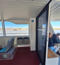 Photo montrant les espaces dédiées aux personnes en fauteuil roulant à bord des navettes fluviales.