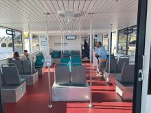 Photo montrant l'intérieur de la navette fluviale Le Bato. On peut y voir l'un des écrans dédiés à l'information.